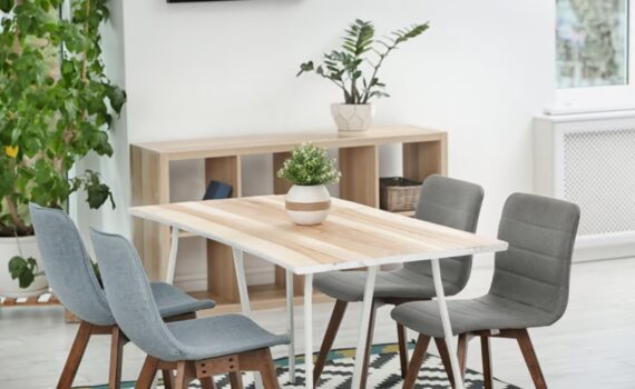 Dinner table decor with a low centrepiece under 30 cm on a marble dining table