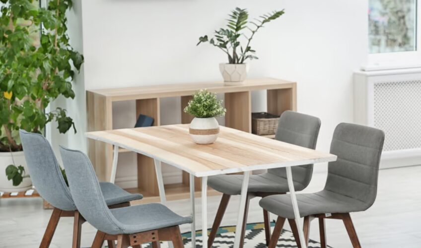 Dinner table decor with a low centrepiece under 30 cm on a marble dining table