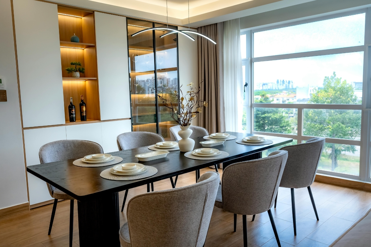 Formal dining cover showing outside-in cutlery arrangement with blades facing inward